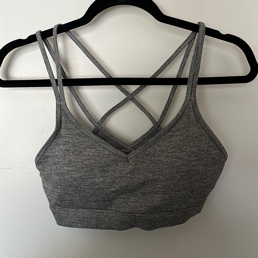 Old navy cross back sports bra size medium. Worn once
